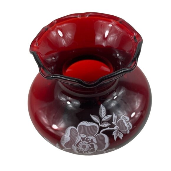 Vintage Anchor Hocking Ruby Red Glass Vase Ruffled Rim & Etched Floral Design - Picture 3 of 13